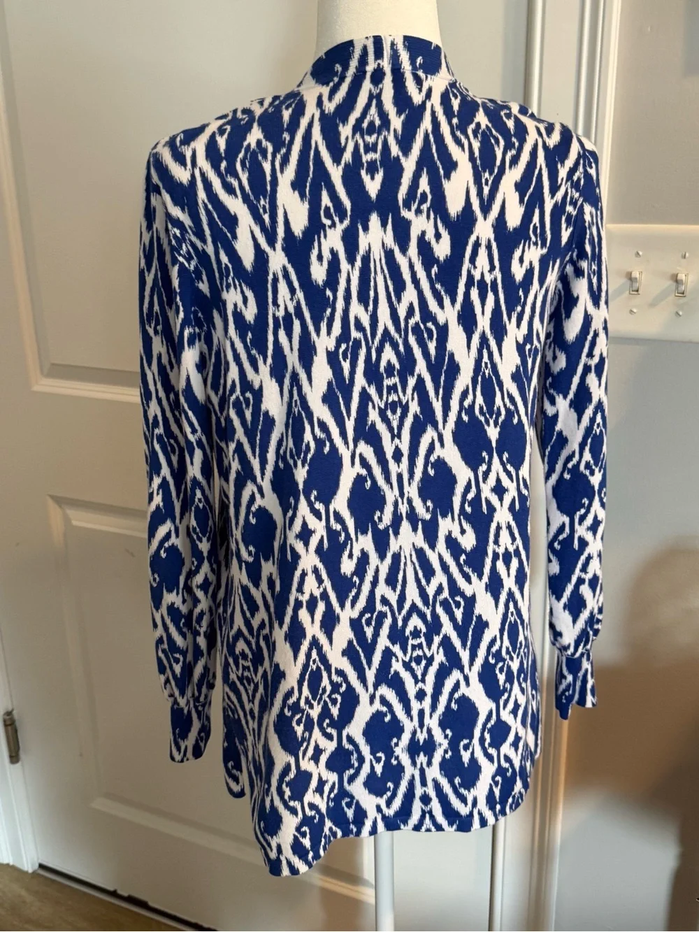 Chico’s Blue and White Open-Front Ikat  Cardigan size small - Picture 8 of 9